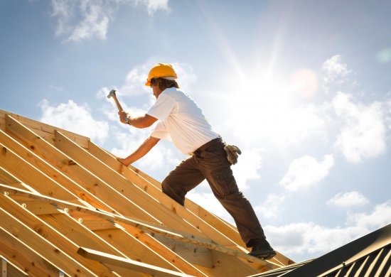 BRW | Zielgruppenseiten Firmenkunden | Handwerker baut das Dach eines Hauses 