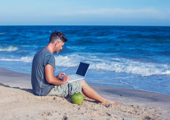 BRW | Zielgruppenseiten Firmenkunden | Mann arbeitet mit dem Laptop am Strand 