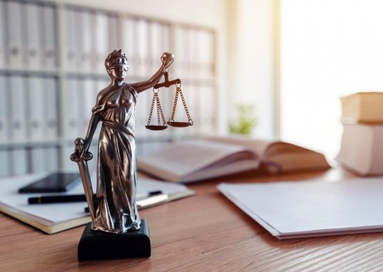 BRW | Zielgruppenseiten Firmenkunden | Statue der Gerechtigkeit auf dem Tisch 