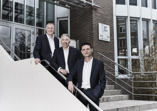 BRW | Aktuelles | Drei Partner der BRW Michael Becker, Ulf Ritz, Holger Wlasak vor dem Firmengebäude